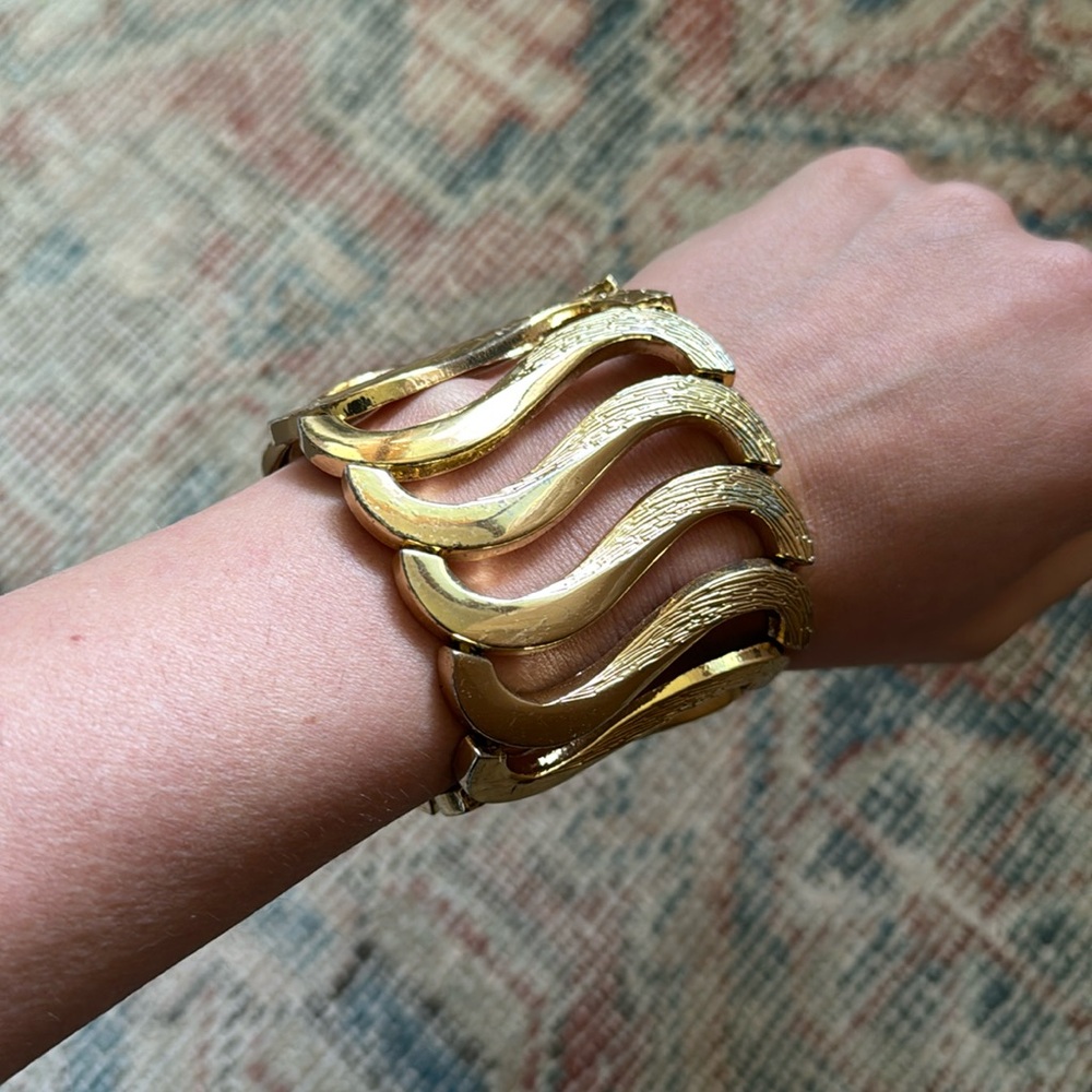 Gold elastic bangle